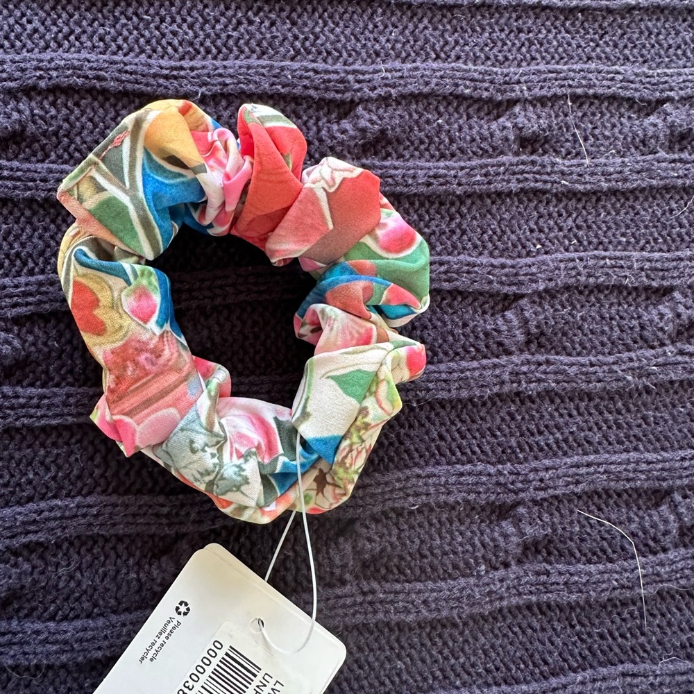 2018 SW Tracker Shorts V with matching uplifting scrunchie - Picture 5 of 5